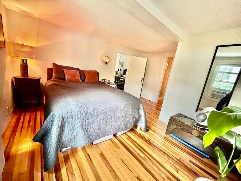 Building Photo - 206 Elm St