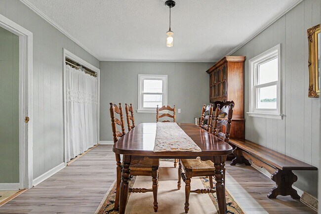 Building Photo - Spacious 5-Bedroom Home Near Radford University