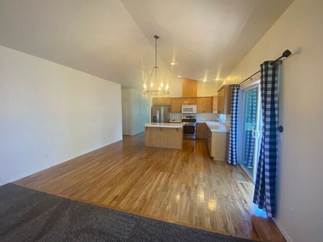 Building Photo - Single Level Charmer, SE Bend Established ...
