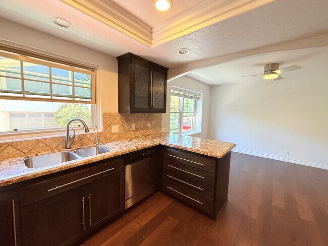 Building Photo - 2561 Navarra Dr