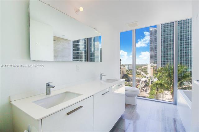 Building Photo - 1300 Brickell Bay Dr