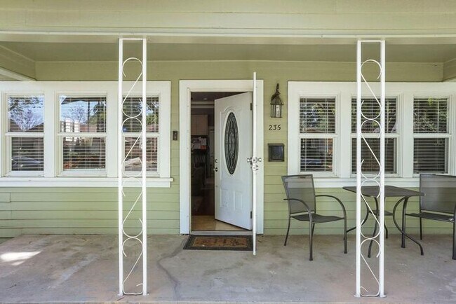 Building Photo - Adorable 2 Bedroom 1 Bath Cozy Modesto Home