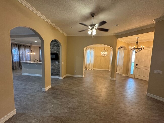 Building Photo - Two Story 5 bedroom, 4.5 bath