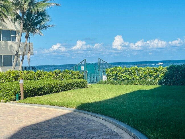 Building Photo - 1237 Hillsboro Mile