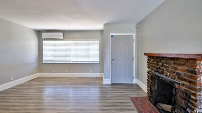 Building Photo - Fully REMODELED 3bed 2bath SFR. Great loca...