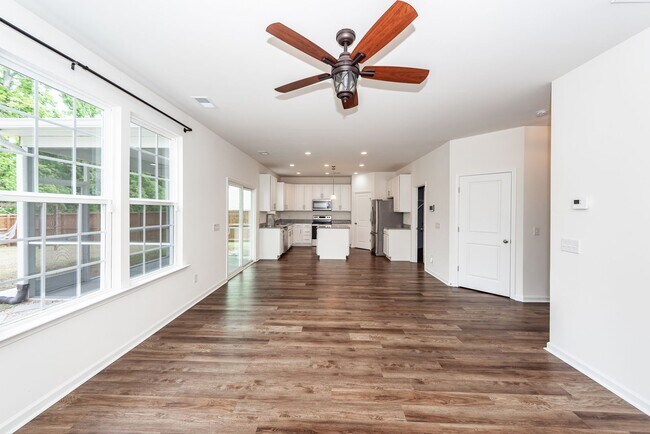 Building Photo - 3 Bedroom, 2.5 Bathroom Home in Hunters Bend - Ladson