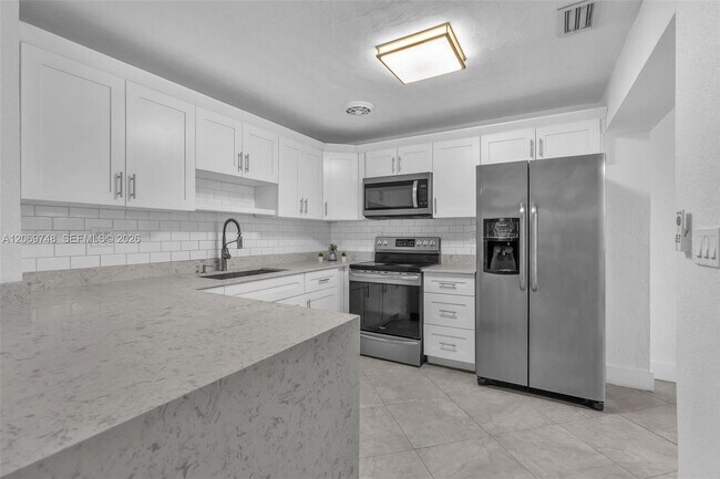 Building Photo - 1640 NE 33rd St
