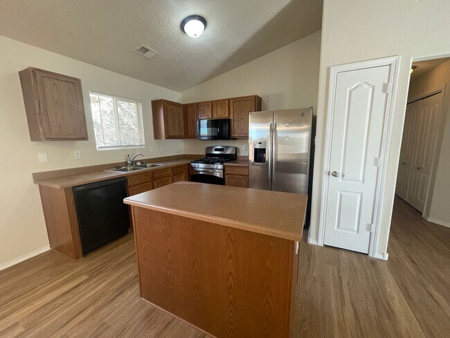 Building Photo - 4 bed 2 bath home in Huning Ranch.