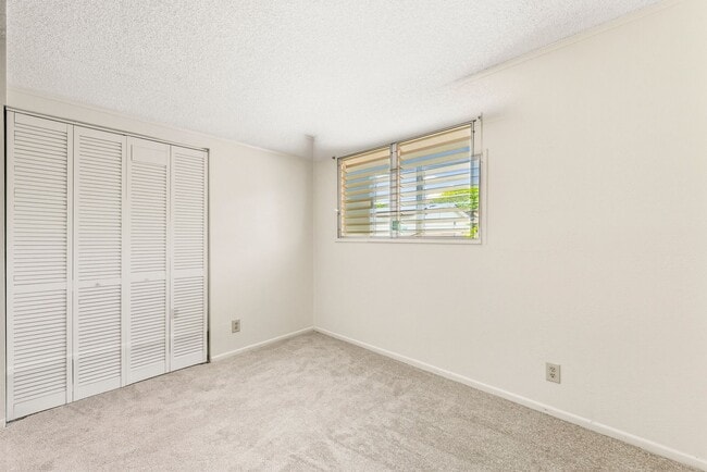 Building Photo - Townhouse with 3 bedrooms / 1.5 bathrooms / 2 assigned parking stalls