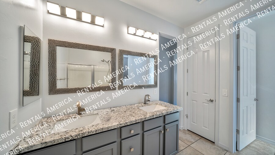 Building Photo - 319 E Desert Haven Pl