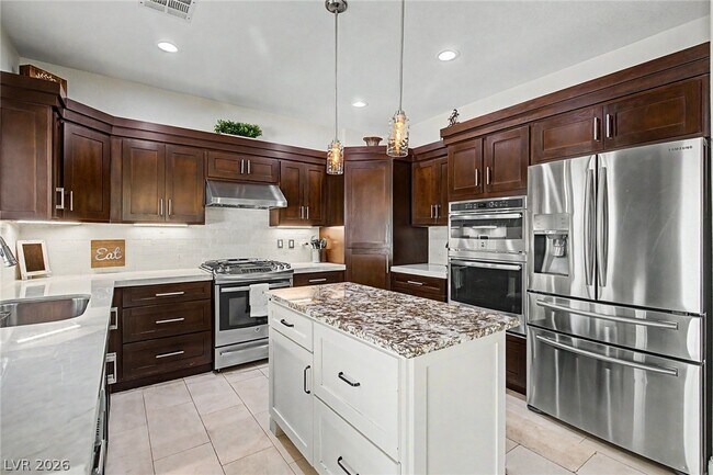 Building Photo - 2025 Shining Feather Ln