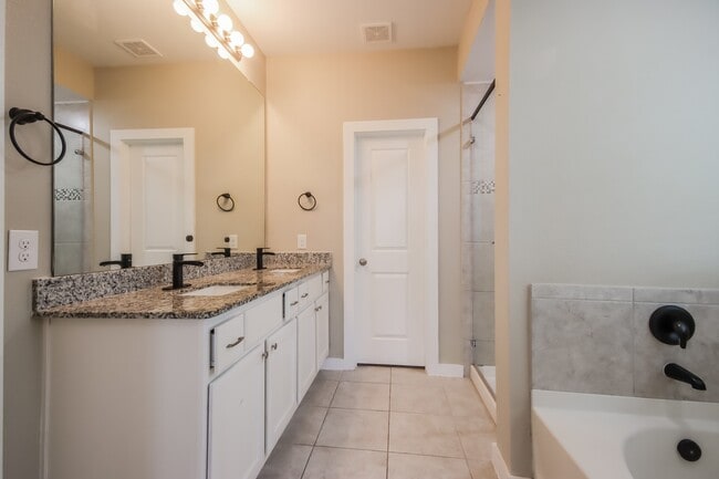 Building Photo - 15758 Cairnwell Bend Dr