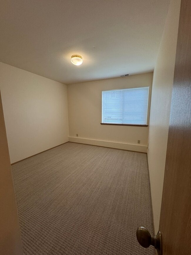 Building Photo - Renovated 3 BR Townhouse