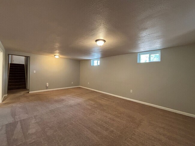 Building Photo - 3 Bed/2 Bath Ranch Home on Large Lot with Oversized Garage