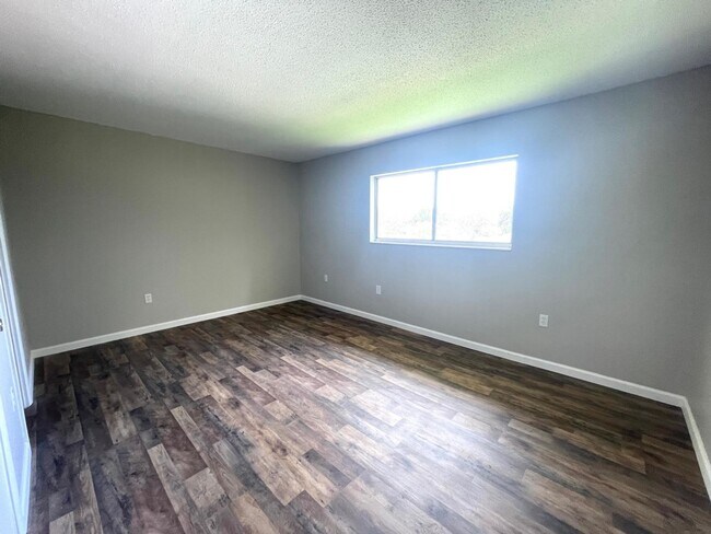 Building Photo - $500 OFF FIRST MONTH RENT • Centrally Loca...