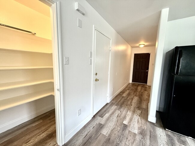 Building Photo - 529 W Metcalfe St