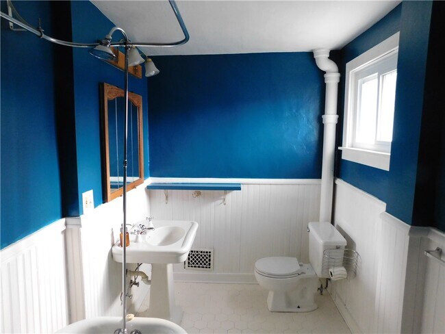 Building Photo - 321 N Main St