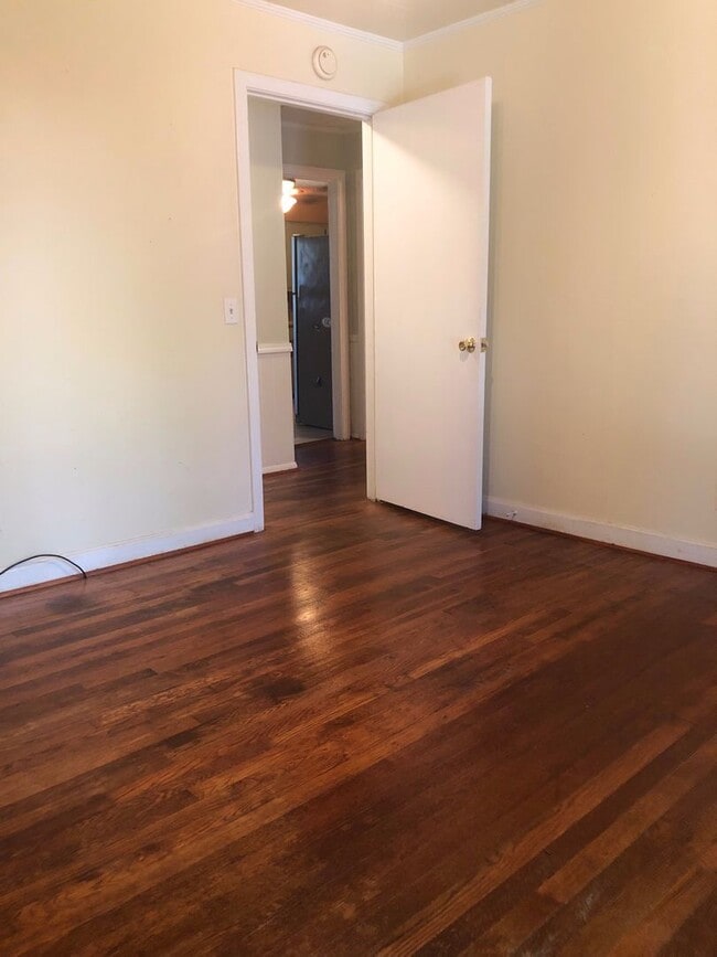 Building Photo - 3 Bedroom Brick Ranch House in a Great Location!