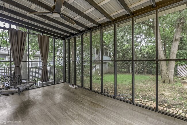 Building Photo - 409 Forest