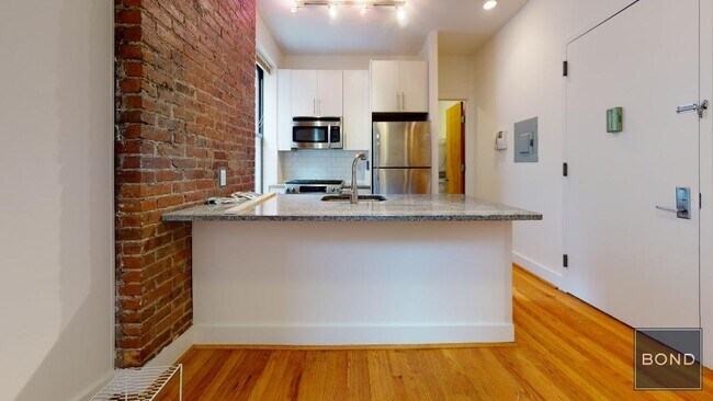 Building Photo - 129 E 97th St