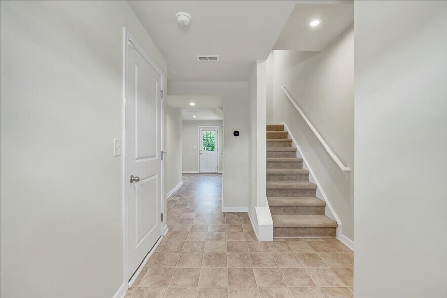 Building Photo - 5941 River Landing Dr