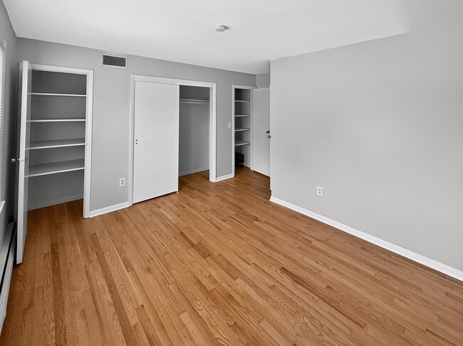 Building Photo - 985 SCHOPMAN Dr