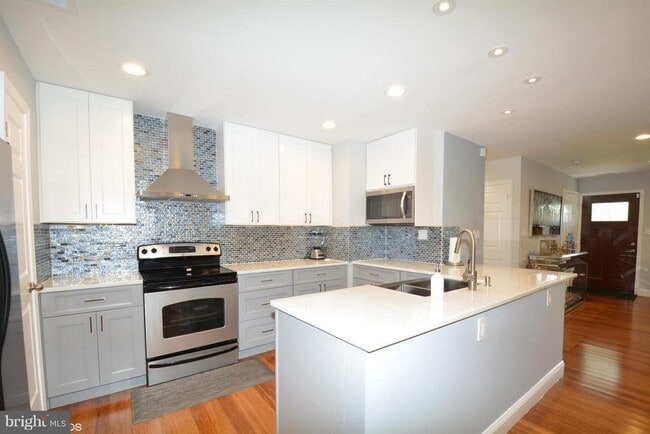 Building Photo - 6317 Everglades Dr