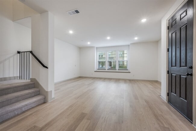 Building Photo - 512 Parkside Dr