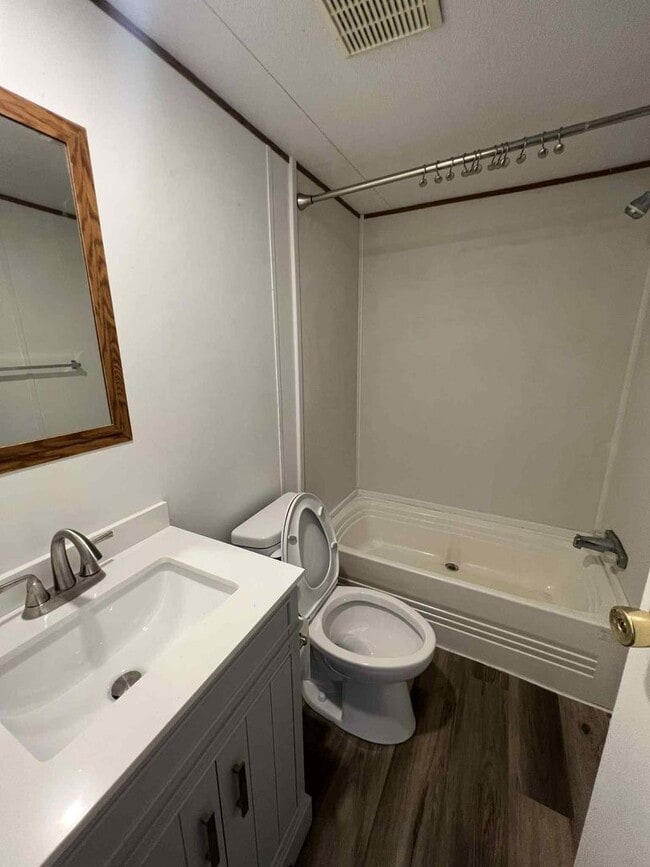 Building Photo - CUTE REMODLEDED 2 BEDROOM / 2 BATHROOM IN ...