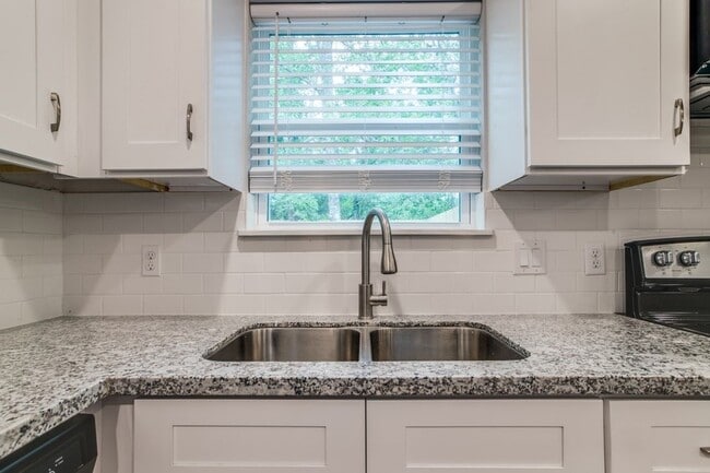 Building Photo - 5705 Breland St