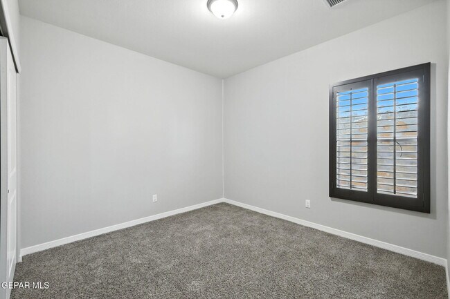 Building Photo - 221 Epsom Dr