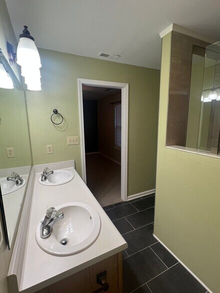 Master bathroom - 227 Lakemoore St