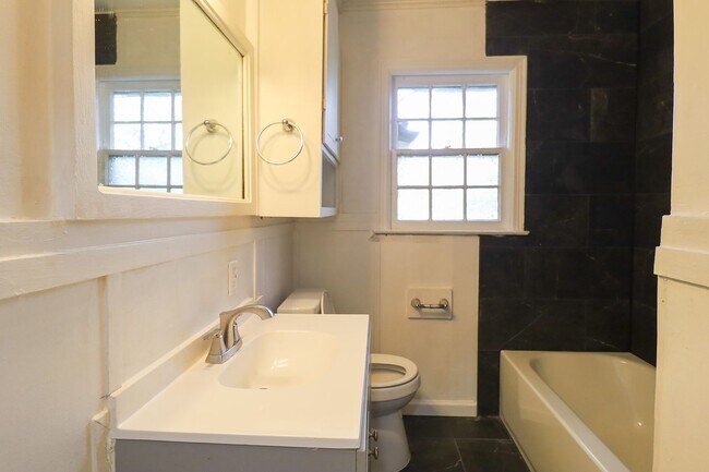 Building Photo - Midtown 2 Bedroom Gem! Available for move in immediately!