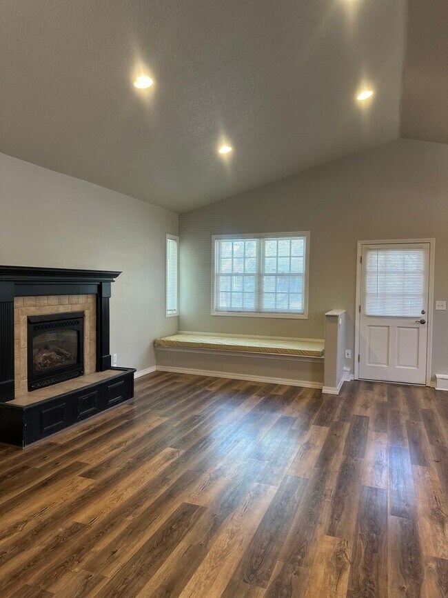 Building Photo - 245 NW Tumalo Ave