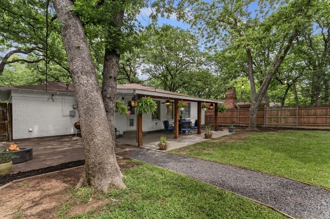 Building Photo - 1404 Bluebonnet Trail