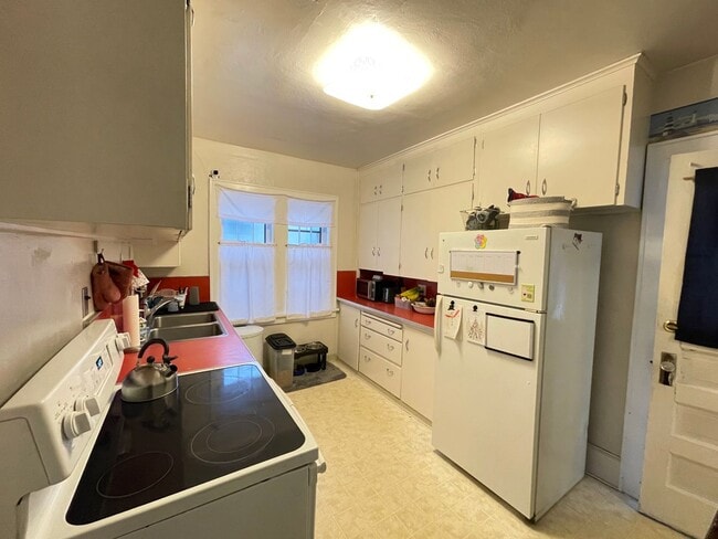 Building Photo - AVAILABLE JUNE 1st - 2 Bed 1 Bath Near Campus