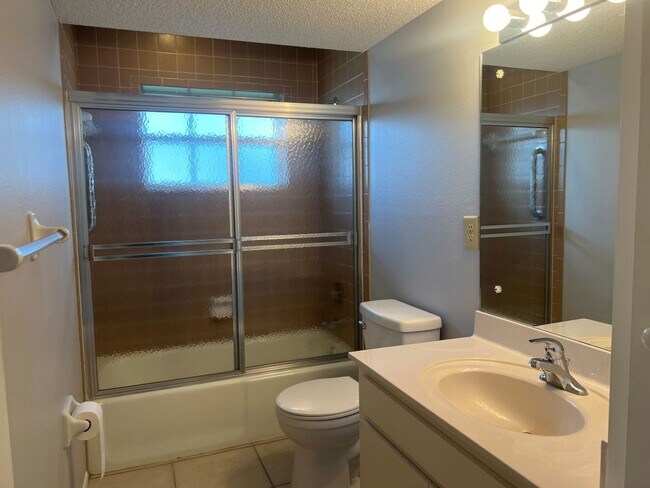 Building Photo - Lovely Lakefront Pinebrook South Home for Annual Rental