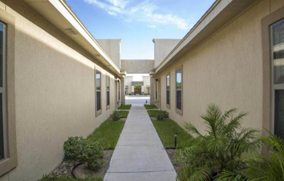 Building Photo - 704 E Myrtle Beach Ave