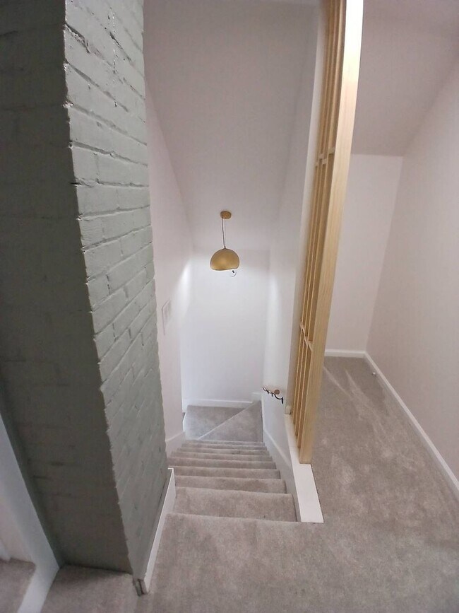 Building Photo - 6015 Hosmer Ave