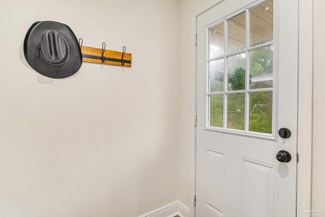 Building Photo - 814 W Gonzalez St