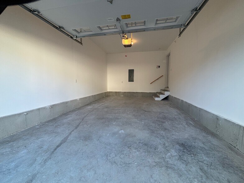 garage - 110 Sycamore Ln