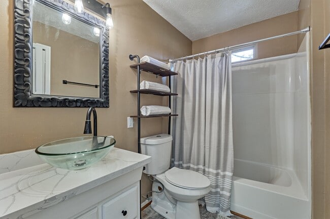 Building Photo - 903 Commanche Rd