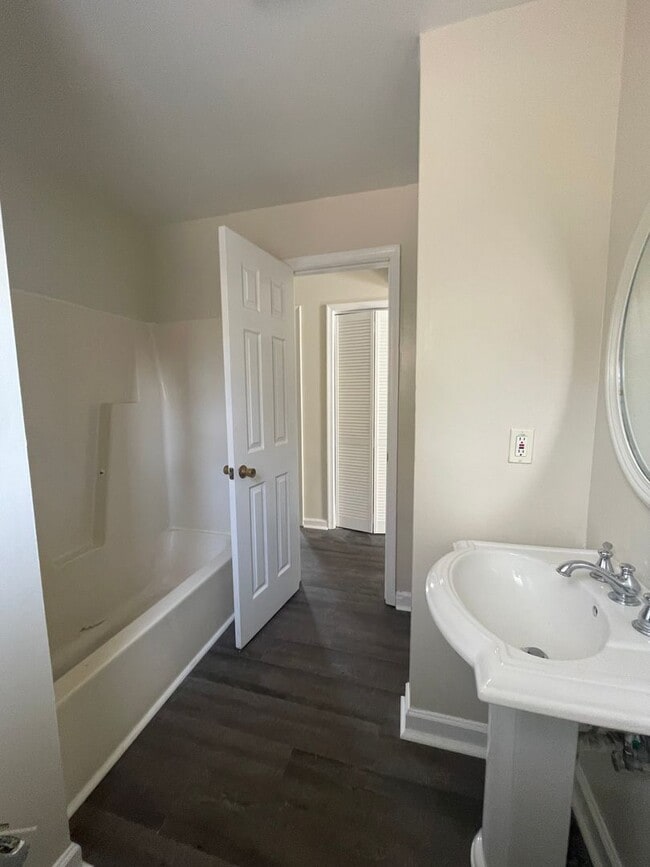 Building Photo - 1014 Colonial Ave