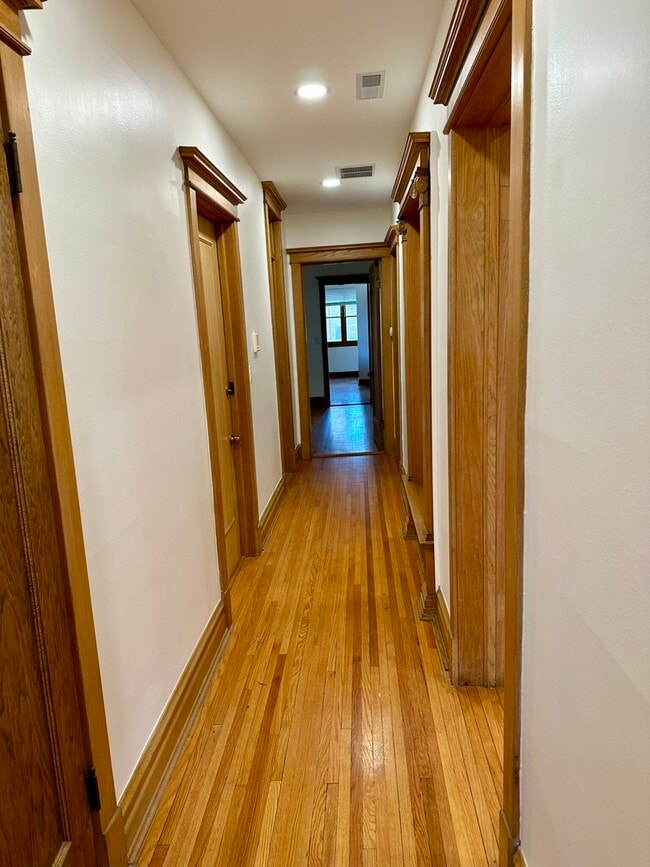 Building Photo - 5719 N Kenmore Ave