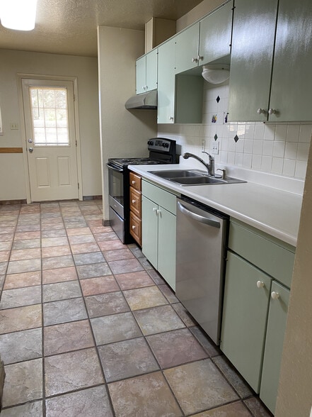 Kitchen - 1000 Glendale Dr