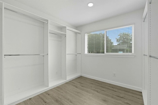 Building Photo - 5113 Loyola Ln