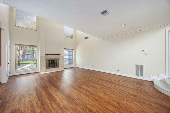 Building Photo - 11930 Carriage Hill Dr