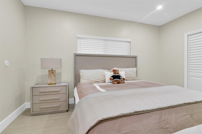 Building Photo - 319 S Riverside Dr