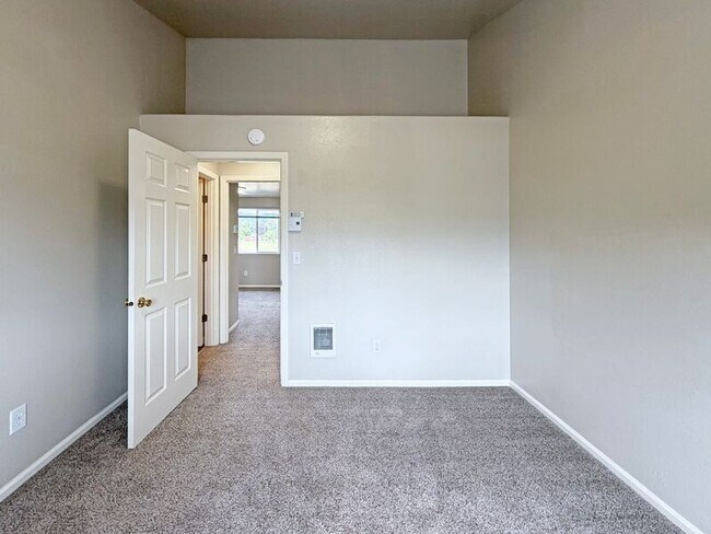 Building Photo - 780 N Cloverleaf Loop