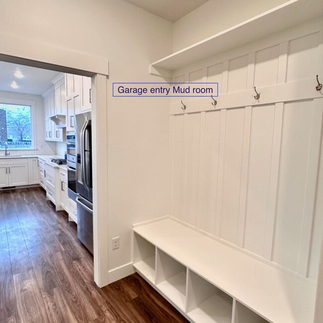 Building Photo - Beautiful townhome walking distance to eve...